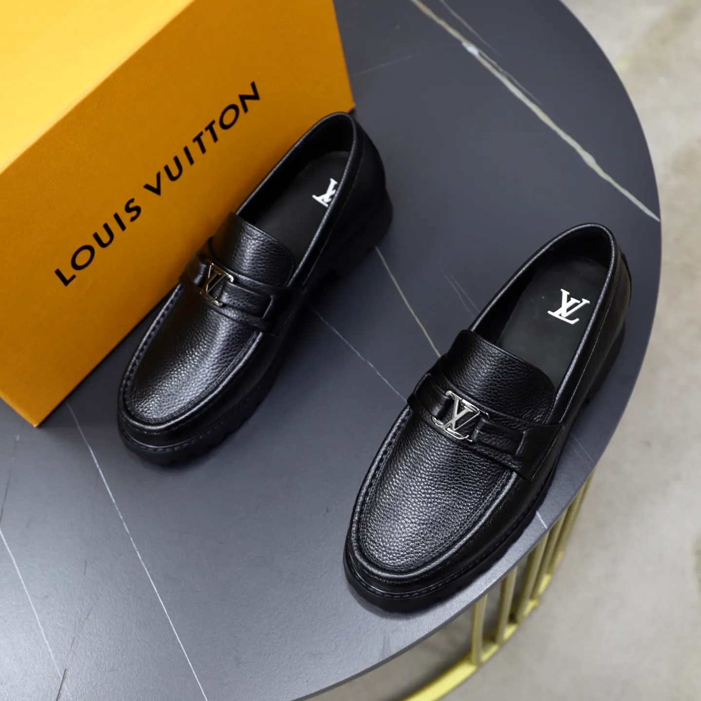 Ex-factory price: 600💰Louis Vuitton LV men's classic Oxford shoes, men's business formal boutique leather shoes, classic style, almond kernel exquisite toe, ultimate art, the whole shoe is made of imported cow leather (open edge beads), carefully selected, fine pores, excellent gloss, soft texture, strong toughness, durable and not easy to deform, apricot fetal cowhide leather lining, soft and comfortable, sweat-absorbent and breathable. Foam outsole, original box and dust bag packaging! Size: 38–44 (45/46 customized)